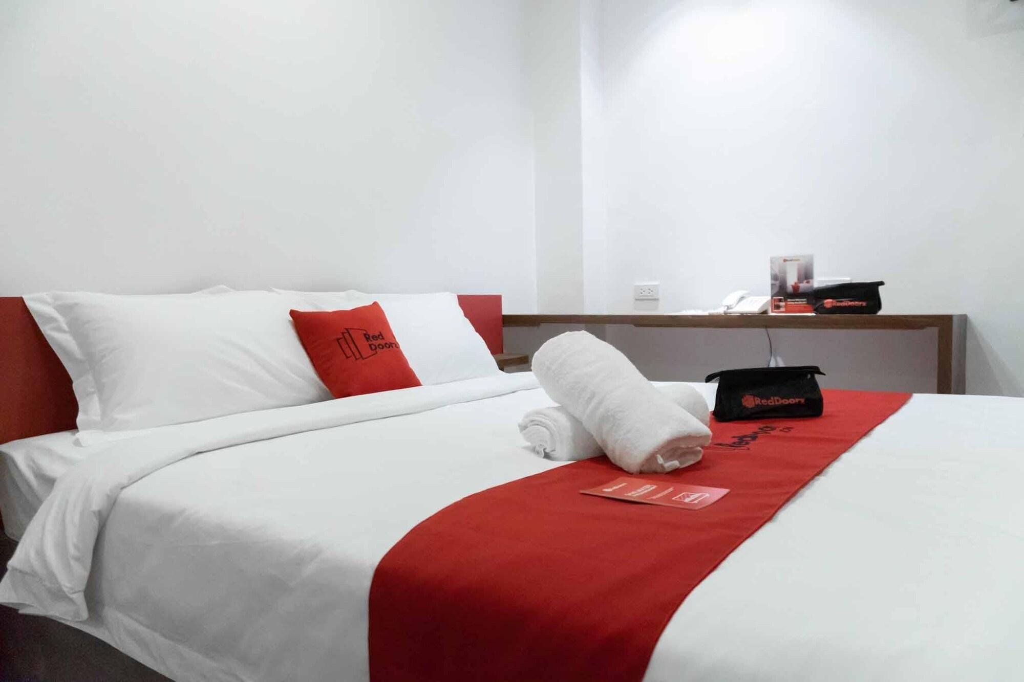 Reddoorz Plus At Mm Hotel Las Pinas Former Reddoorz Plus Near Bamboo Organ Екстериор снимка