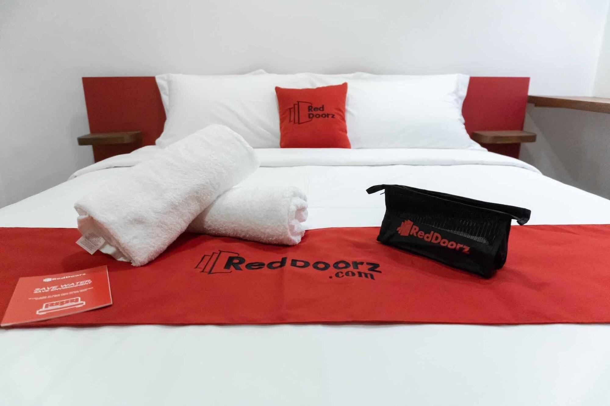 Reddoorz Plus At Mm Hotel Las Pinas Former Reddoorz Plus Near Bamboo Organ Екстериор снимка