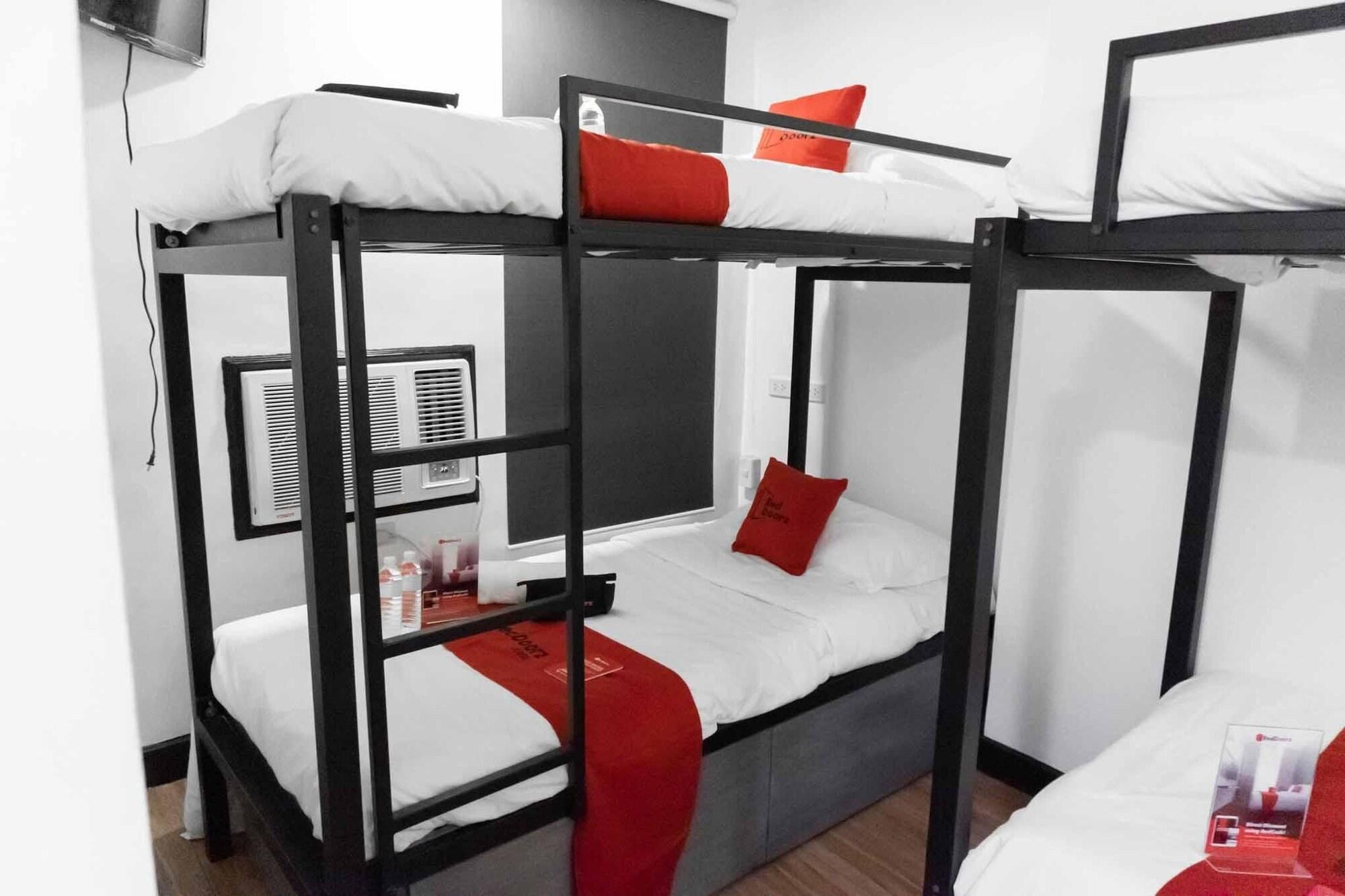 Reddoorz Plus At Mm Hotel Las Pinas Former Reddoorz Plus Near Bamboo Organ Екстериор снимка