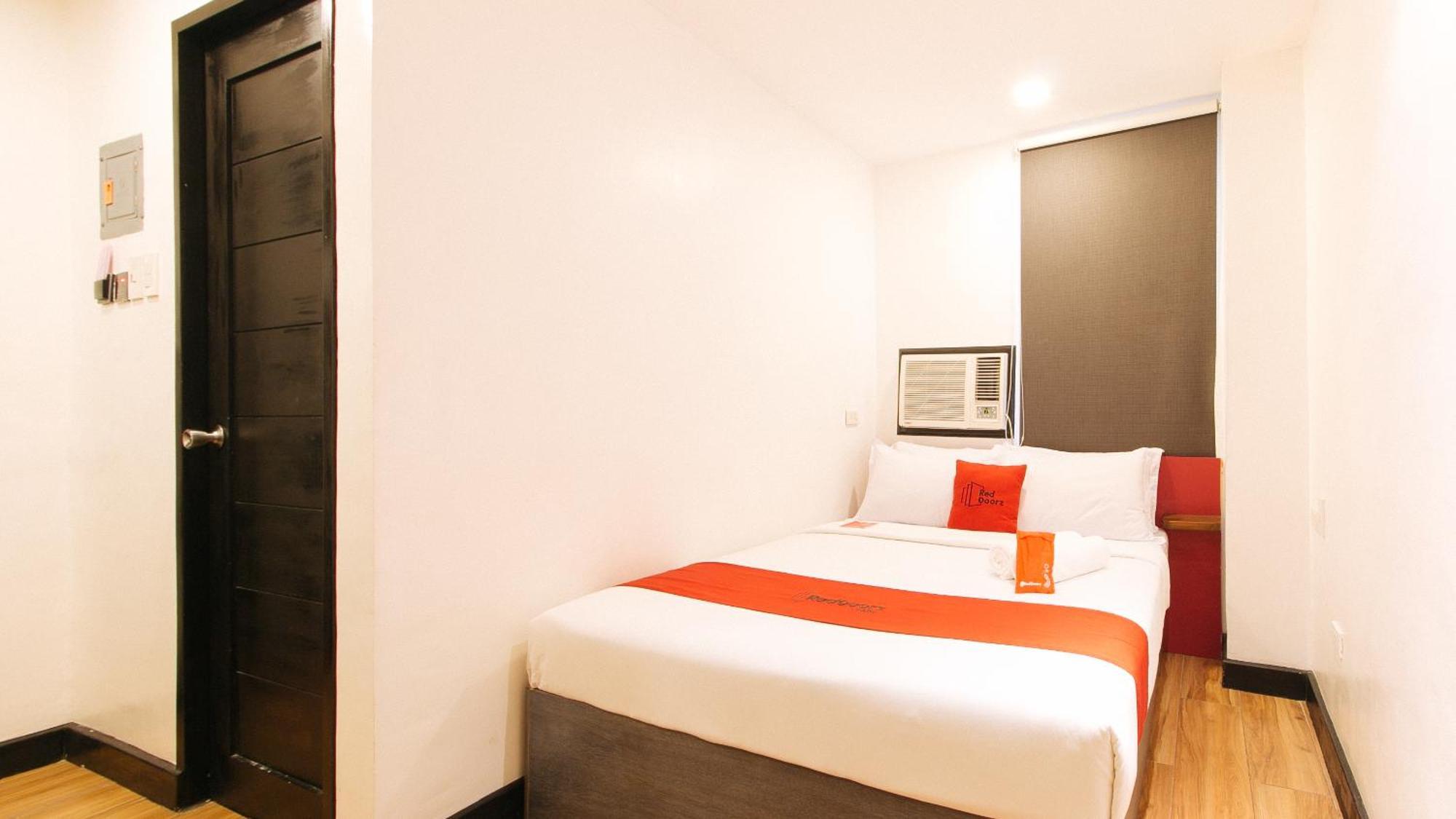 Reddoorz Plus At Mm Hotel Las Pinas Former Reddoorz Plus Near Bamboo Organ Екстериор снимка