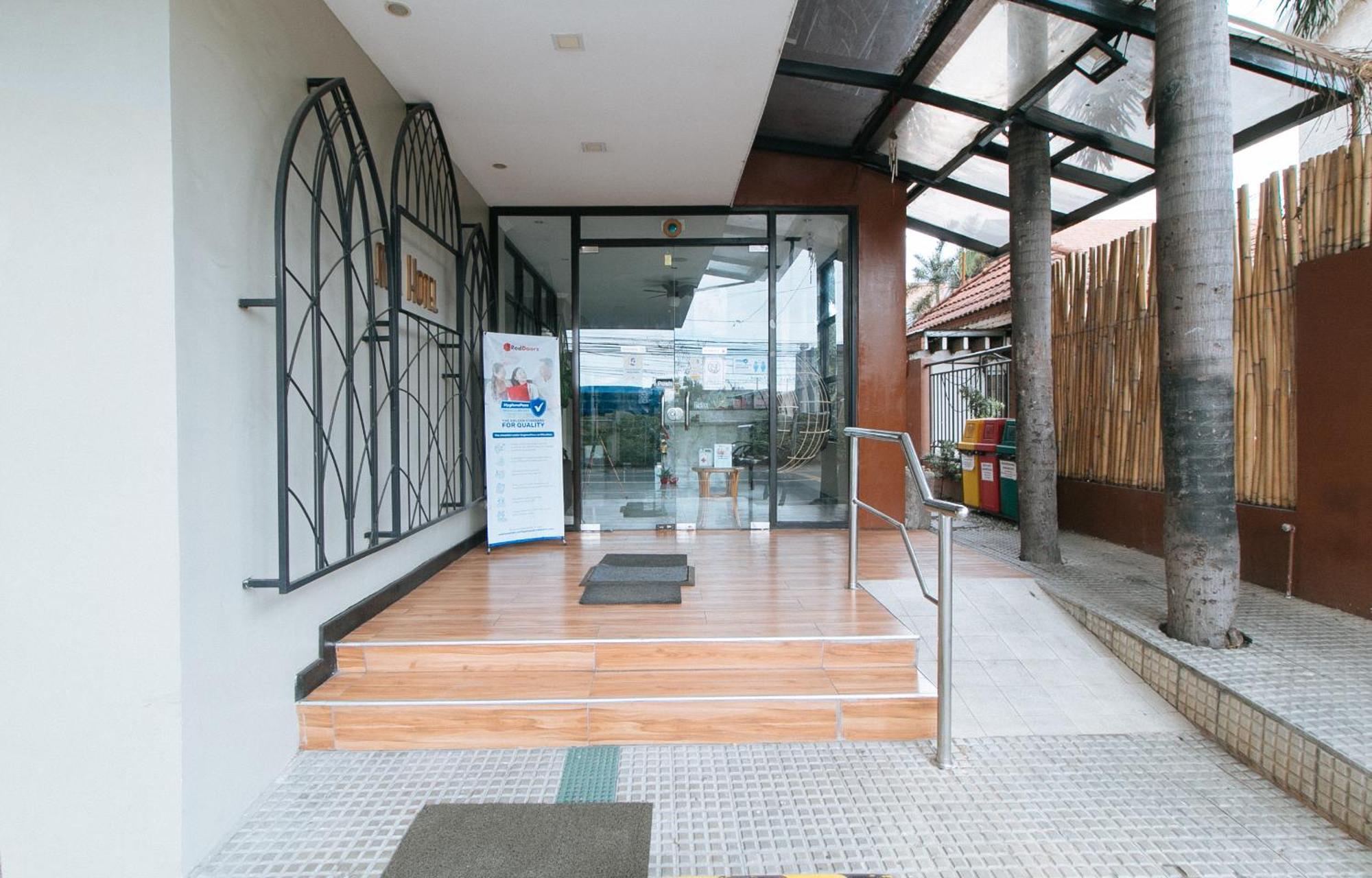 Reddoorz Plus At Mm Hotel Las Pinas Former Reddoorz Plus Near Bamboo Organ Екстериор снимка